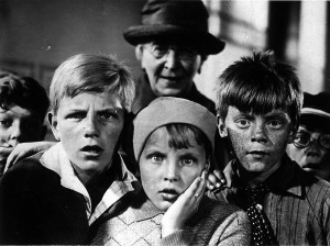 "Emil und die Detektive" Film: "Emil und die Detektive" (Deutschland 1931; Regie: Gerhard Lamprecht; Buch: Billy Wilder nach dem Roman von Erich Kaestner). - Szene mit (vorne, v.l.) Rolf Wenkhaus (Emil), Inge Landgut (Pony Huetchen), Hans Joachim Schaufuss (Gustav mit der Hupe), dahinter Olga Engl (Grossmutter).-